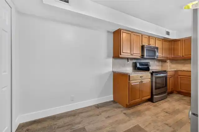 Listing Photo 12