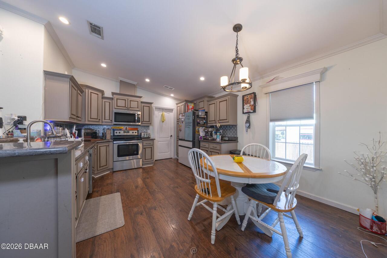 Listing Photo 8