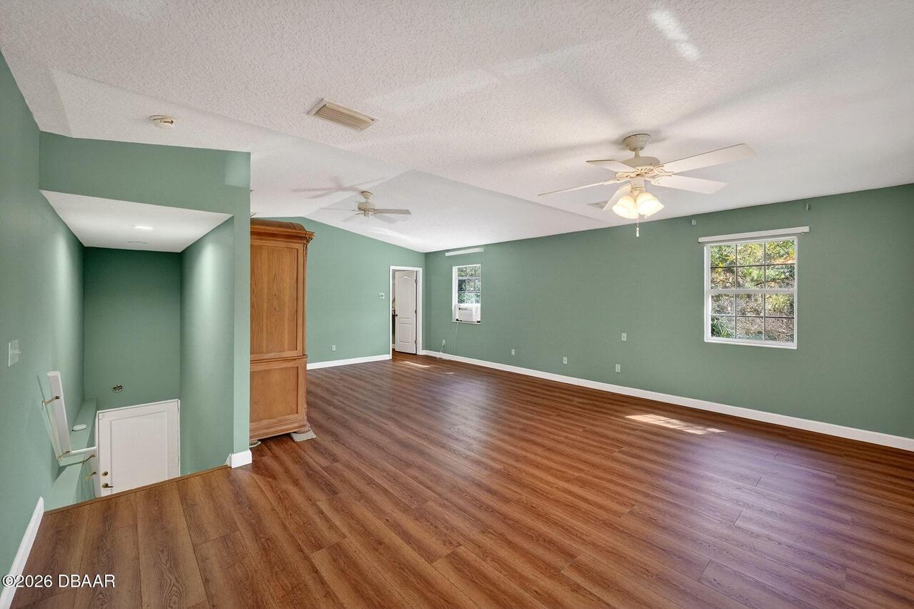 Listing Photo 12