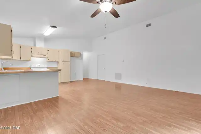 Listing Photo 8