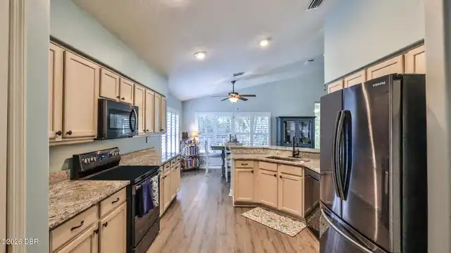 Listing Photo 12