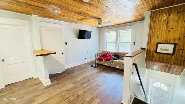 Listing Photo 12
