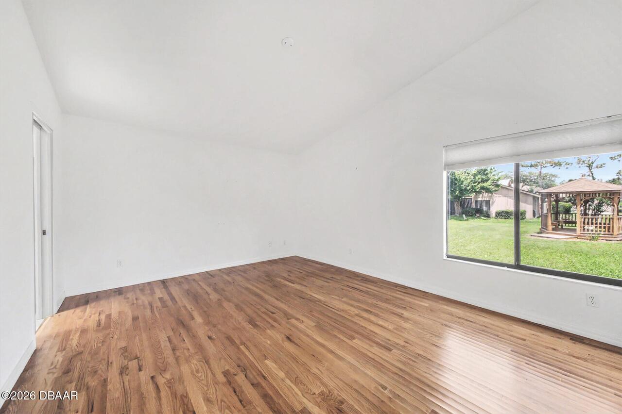 Listing Photo 12