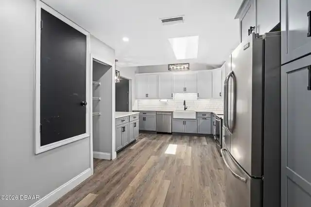 Listing Photo 10