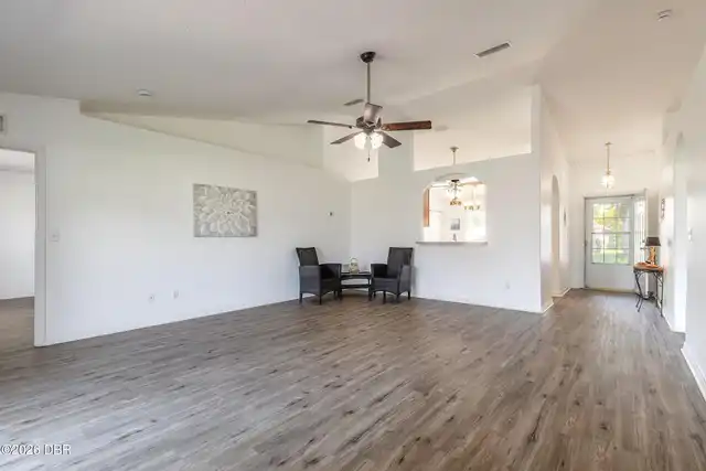 Listing Photo 11